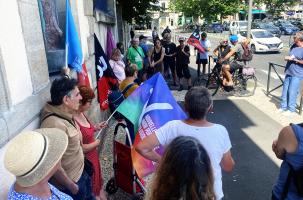 Les manifestants devant la Préfecture, satellite de l'Etat et de son gouvernement. 