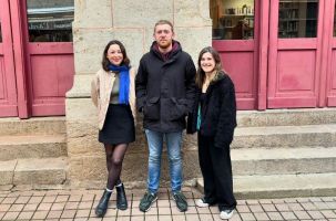 Sophie et Marguerite, autour de "Max". Un trio tout de culture vêtu. 