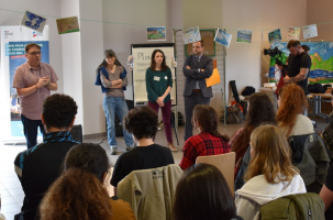 Les services de l'Etat et les jeunes participants au service civique. 