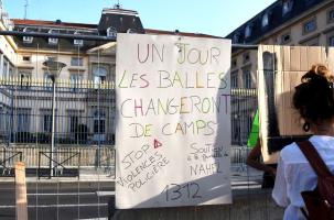 Des pancartes ont recouvert les grilles de la préfecture mercredi 28 juin 2023.