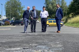 M.Chapuis, E. Etienne, F.Gonon et A. Duvergey, devant les stigmates d'un des brasiers. 