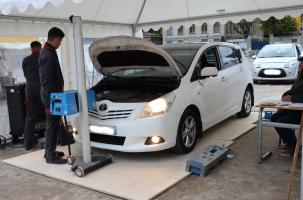 Un flot constant de voiture est passé sous le stand des experts.