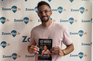 Fabien Grousset et un exemplaire de son premier livre