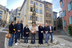 Elus et partenaires présentent le projetde restauration de la Fontaine de l'Ange