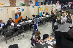 Les stands des entreprises accueillent les participants