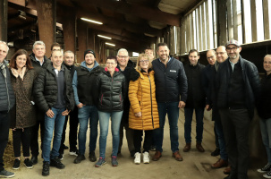 Exploitants, représentants de la filière lait et élus se sont retrouvées au GAEC Bleu Azur