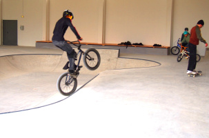 Les adaptes de BMX, skate et trotinette se partagent le skatepark