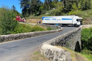 Le poids lourd s'est bloqué juste avant le pont