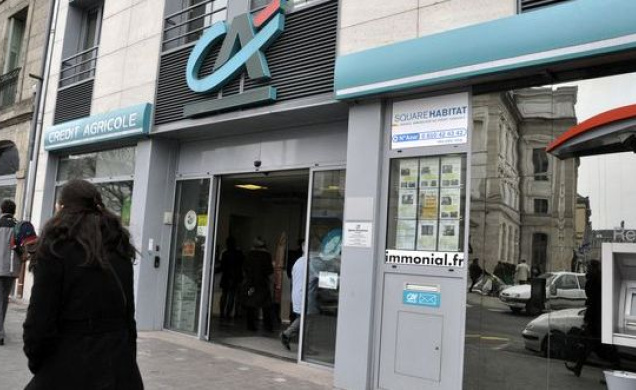 La banque du Crédit agricole supprime en masse ses agences de campagne. 