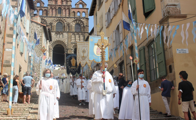 Départ de la procession du 15 août 2021 au Puy-en-Velay.