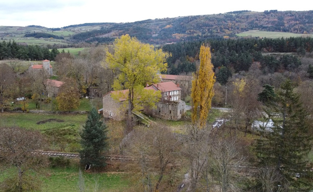 Le hameau vu du ciel traversé par le vélorail