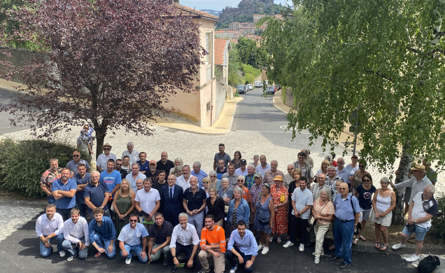 Photo de groupe au pied de la statue de Saint-Jacques