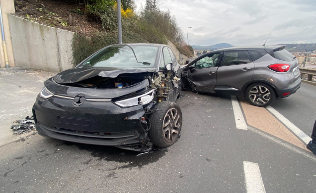 L'une des voitures s'est déportée sur la voie de gauche