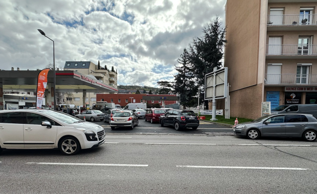La file d'attente s'étend jusque sur la route
