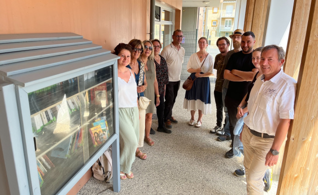 Inauguration de la boîte à livres devant l'école de Vals-près-le-Puy