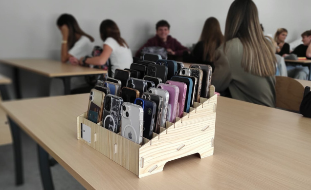 Une boîte est posée sur le bureau du professeur à la Chartreuse