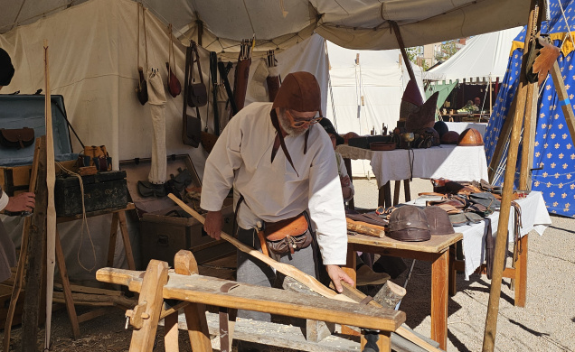 Au camp des archers, on fabrique des arcs, bien sûr !