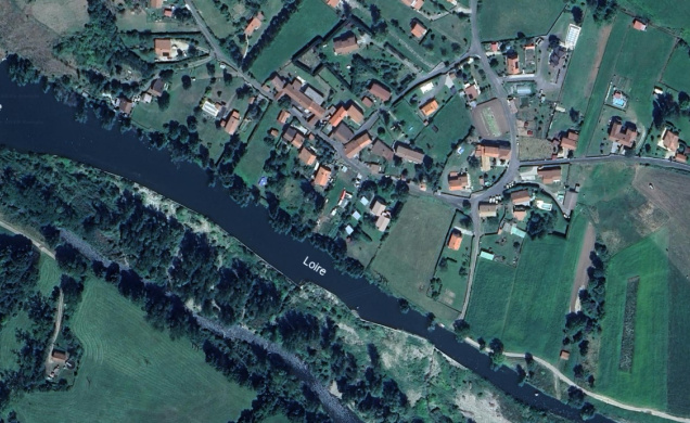 Le Chemin de la Centrale débouche sur l'une des rives de la Loire, à Retournac.