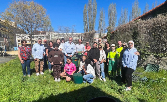 Elus et habitants réunis pour l'installation de compost