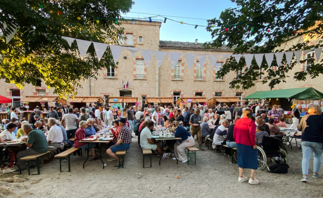 Les tables sont remplies et la foule ravie