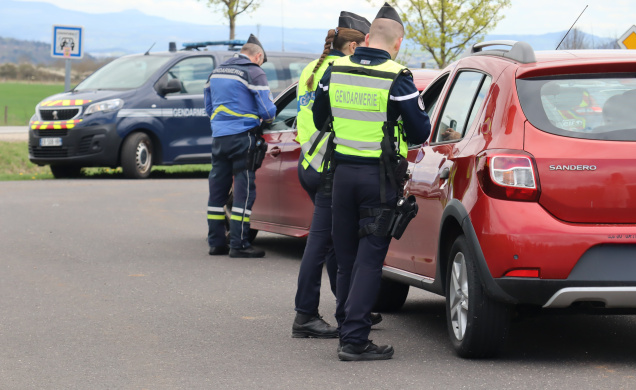 Contrôle d'identité et papiers du véhicule pour de nombreux automobilistes