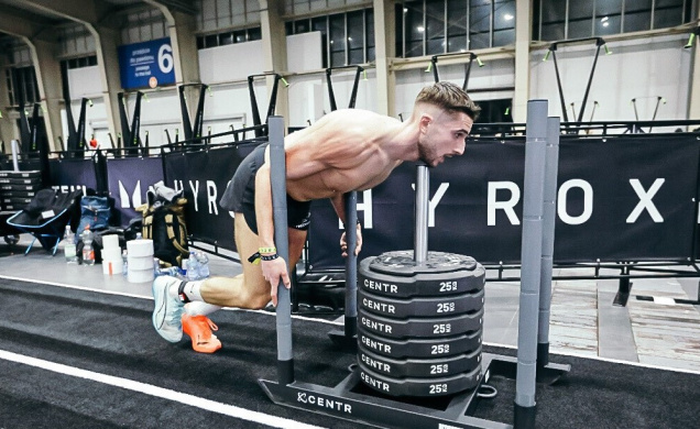 Evan Marion en pleine poussée de traîneau