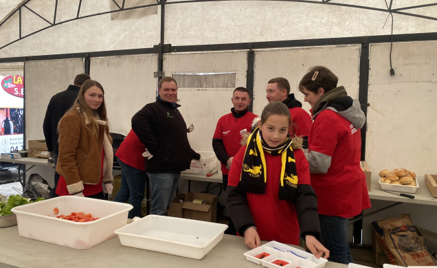 Préparation des burgers encours par les Jeunes Agriculteurs