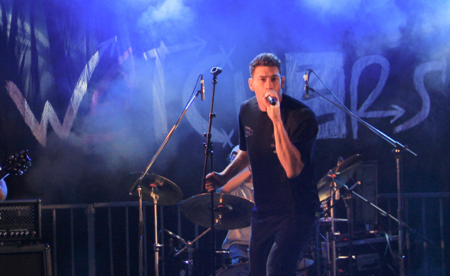 Alex en concert avec The Watchers. C'est, depuis peu, le chanteur d'une production Disney.