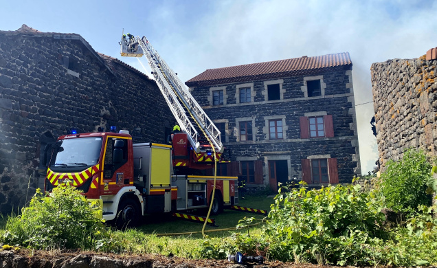 L'incendie est en train de ravager quatre granges et menace un cinquième bâtiment.