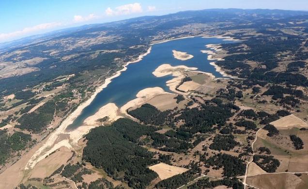 La retenue d'eau de Naussac, aussi fragile qu'indispensable. 