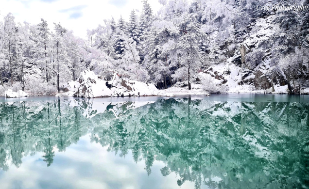 Le lac Bleu d'une pureté presque palpable, pris en photo le 25 décembre 2025.