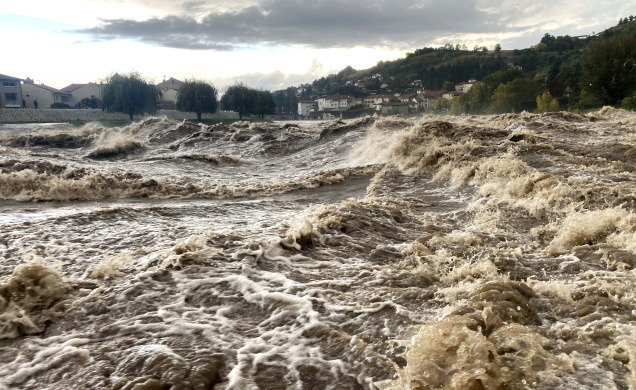 Vers 13h30, une vague géante emporte tout sur son passage à Brives-Charensac. 