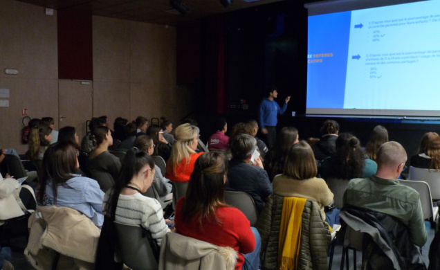 Un public concentré à l'écoute de l'intervenant