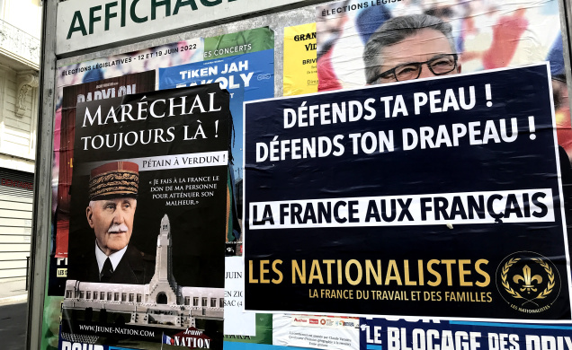 Les nostalgiques du régime de Vichy placardent des immondices du passé. 