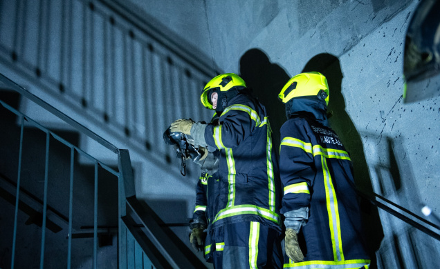 Les pompiers progressent dans le bâtiment du CADA dévoré par les flammes à Langeac. 