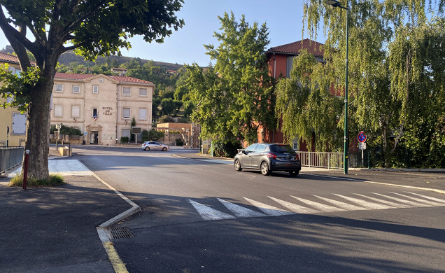Le ralentisseur allongé de quelques mètres