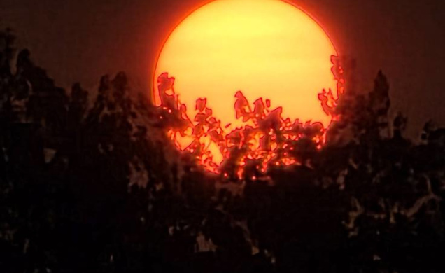 Le soleil rouge, l'air teinté par les incendies qui brûlent notre maison. 