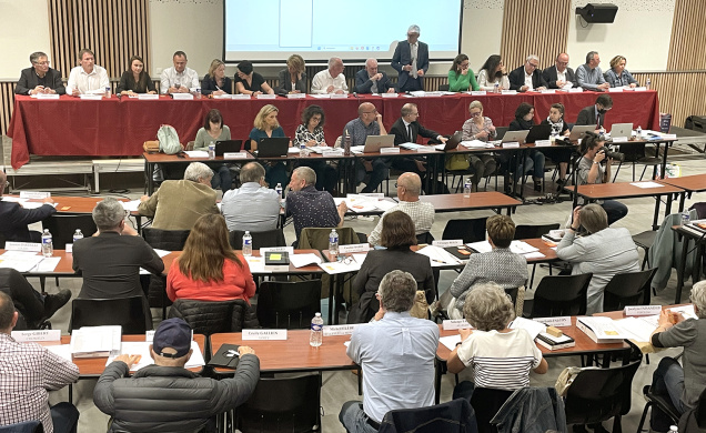 La table des quinze conseillers est composée