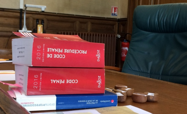 code penal, salle d'audience, tribunal, loi
