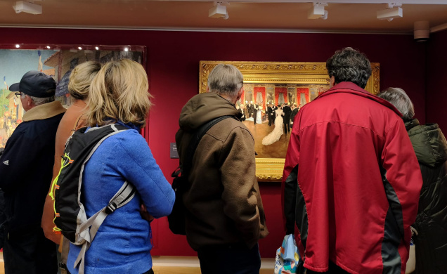 Le public devant l'une des oeuvres du MuMOrsay.