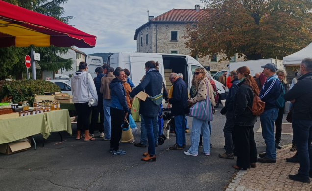 Fête de la Bio à Saint Germain Laprade, les clients font la queue