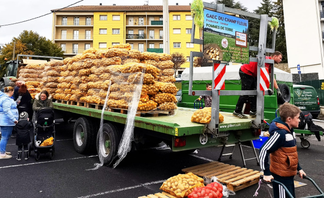 Les centaines de tonnes de la fête de la patate arrivent.