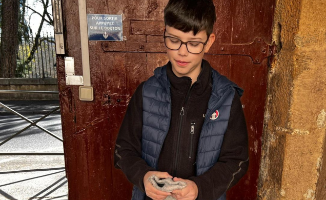 Un élève en train de confier son précieux portable à la fameuse pochette. 