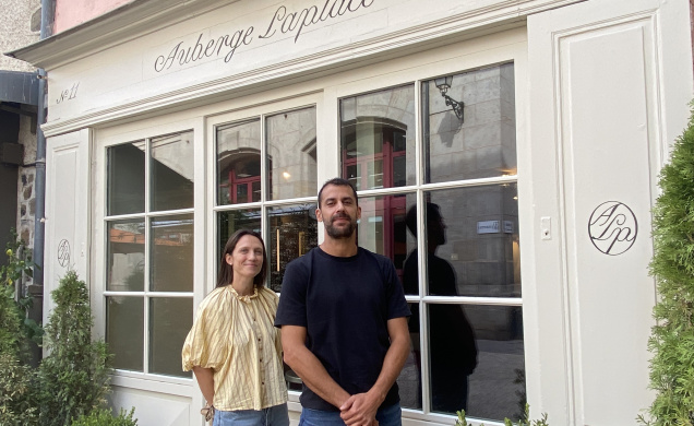 Claire Chicha et Pablo, le directeur d'établissement