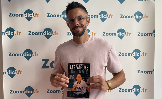 Fabien Grousset et un exemplaire de son premier livre