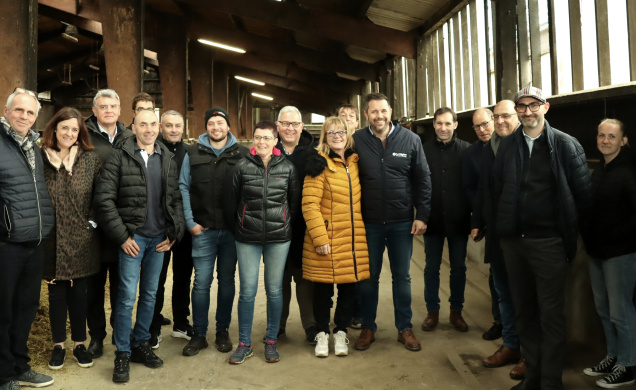 Exploitants, représentants de la filière lait et élus se sont retrouvées au GAEC Bleu Azur