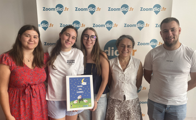 Anaïs, Élina, Manon, Alban et leur professeure Andrée Ramousse