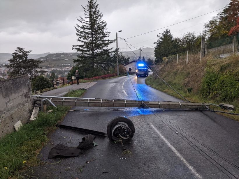 La circulation a été coupée par un poteau électrique sur la chaussée ce lundi à Polignac