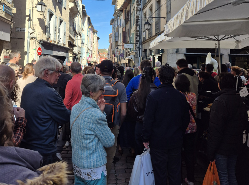 La rue Chaussade noire de monde