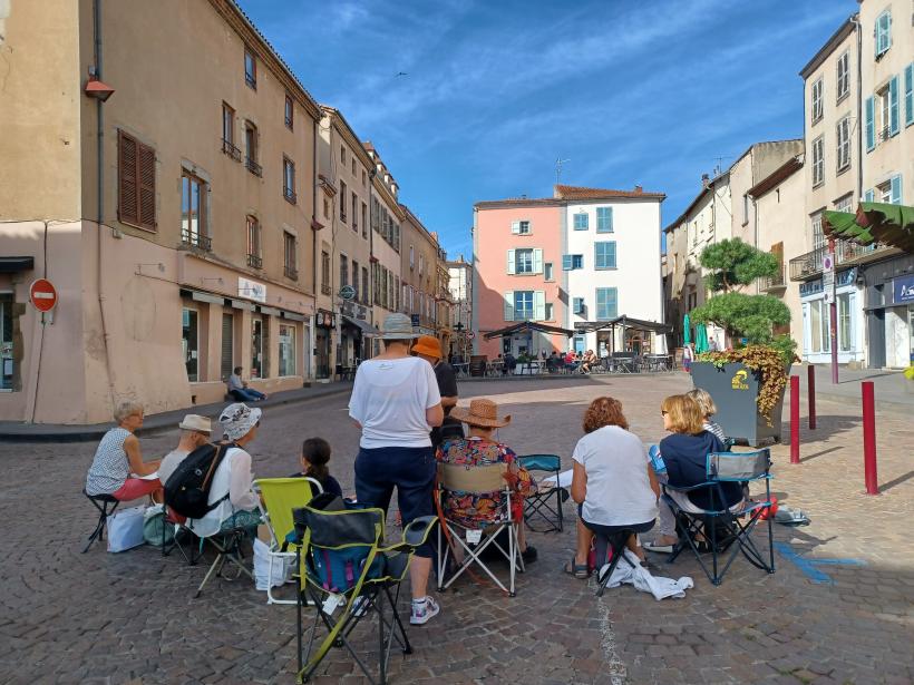 Sur les places de Brioude, les artistes se rassemblent pour créer.